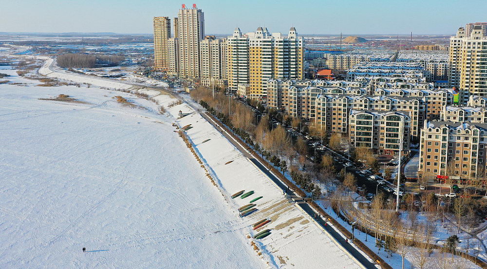 2021年2月23日,黑龙江省哈尔滨市呼兰河呼兰区段,冬日覆雪,一片银洁