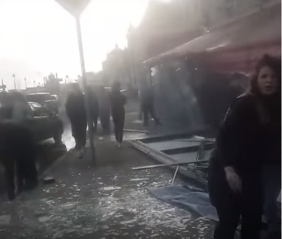 咖啡馆爆炸后玻璃碎片四散飞溅（《电讯报》视频截图）