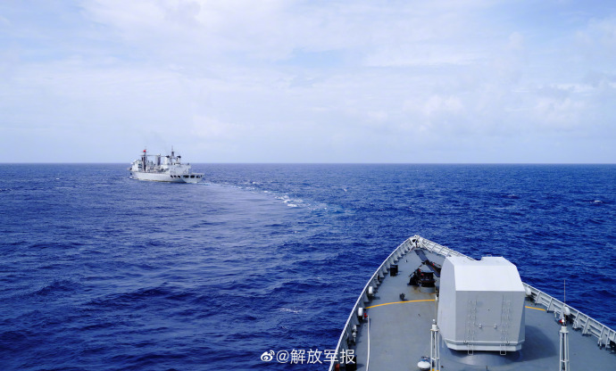 看现场!南部战区海军某舰艇编队开展综合补给
