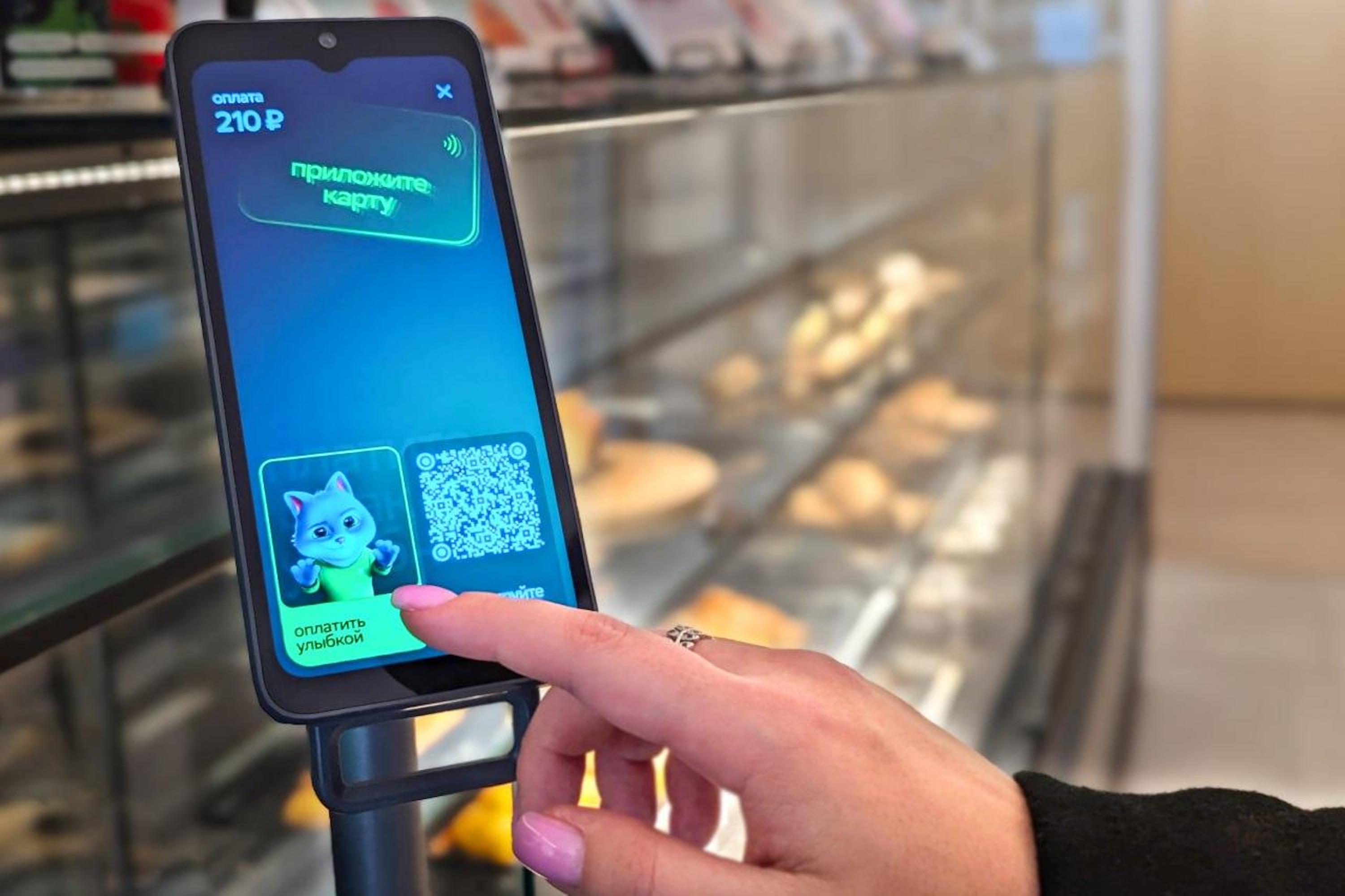 圣彼得堡，一位顾客使用人脸识别方式在超市付款。