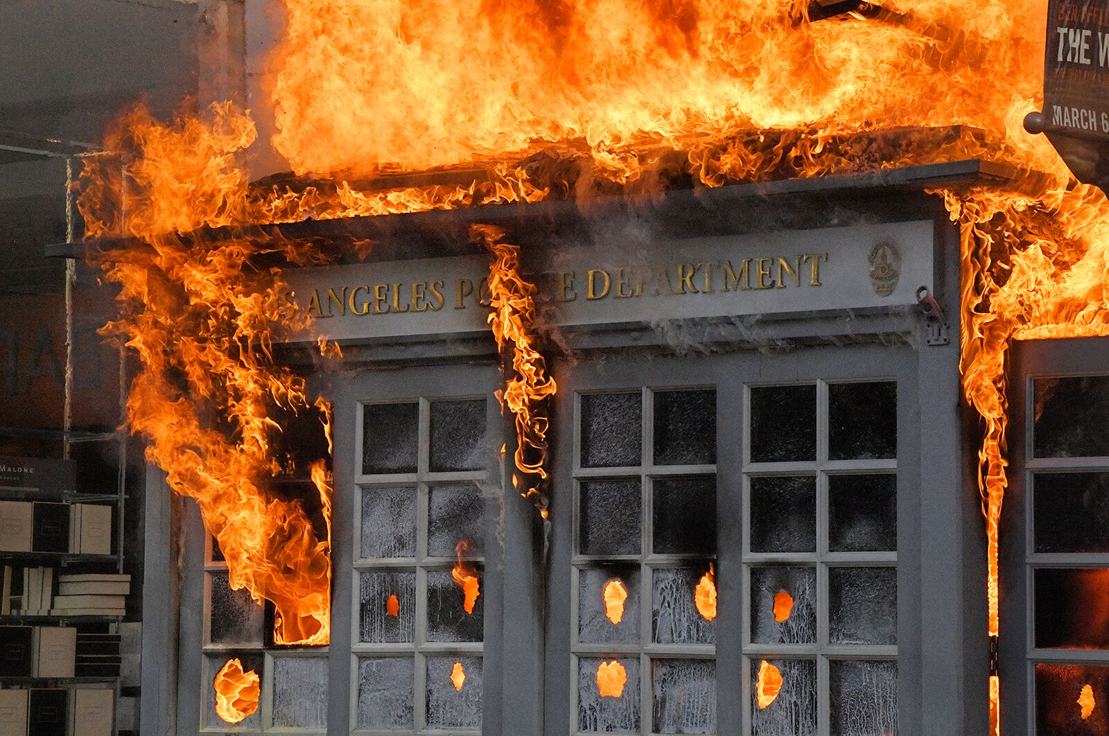 30日，美国洛杉矶警察局一间警用亭被焚烧。