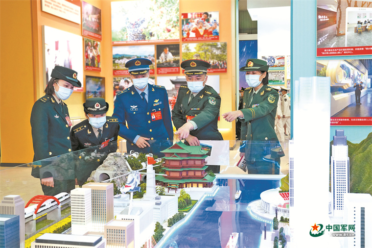 10月17日晚，出席中国共产党第二十次全国代表大会的解放军和武警部队代表来到北京展览馆，参观“奋进新时代”主题成就展。 解放军报记者 范显海摄