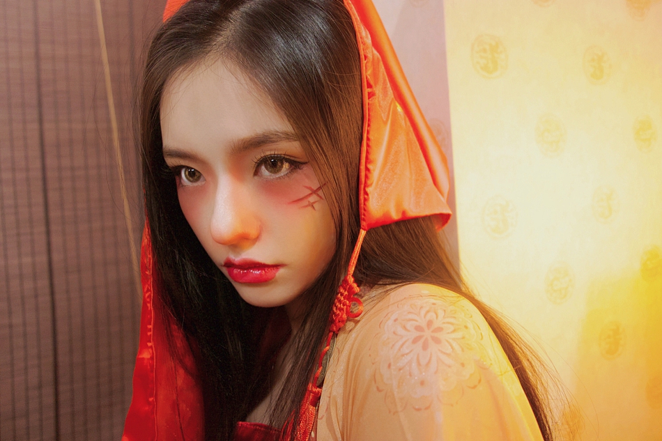 林允万圣节晒鬼新娘妆 一袭古风长裙造型妖艳俏皮