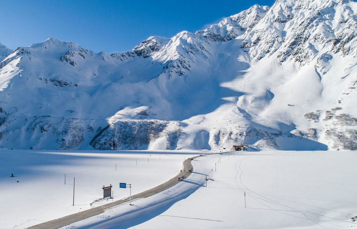 雪后的墨脱公路嘎隆拉隧道入口（2021年2月8日摄，无人机照片）。新华社记者 孙非 摄