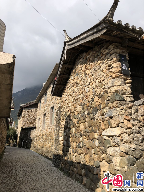 玉湖村民居建筑群独具特色，墙体用较大的冰川石砌成。中国网记者 严星／摄