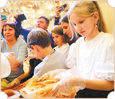 俄罗斯游客体验制作延边传统美食——辣白菜。郎 鹏摄
