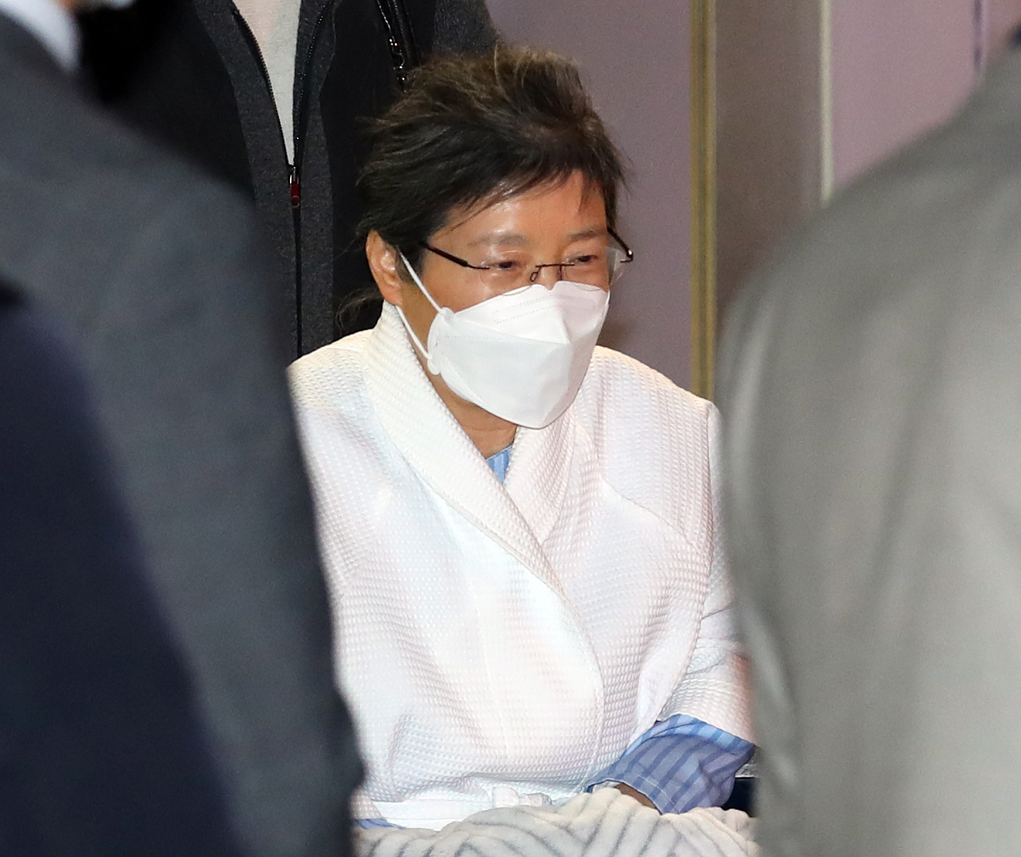 朴槿惠出狱 坐牢4年零9个月后重获自由_凤凰网