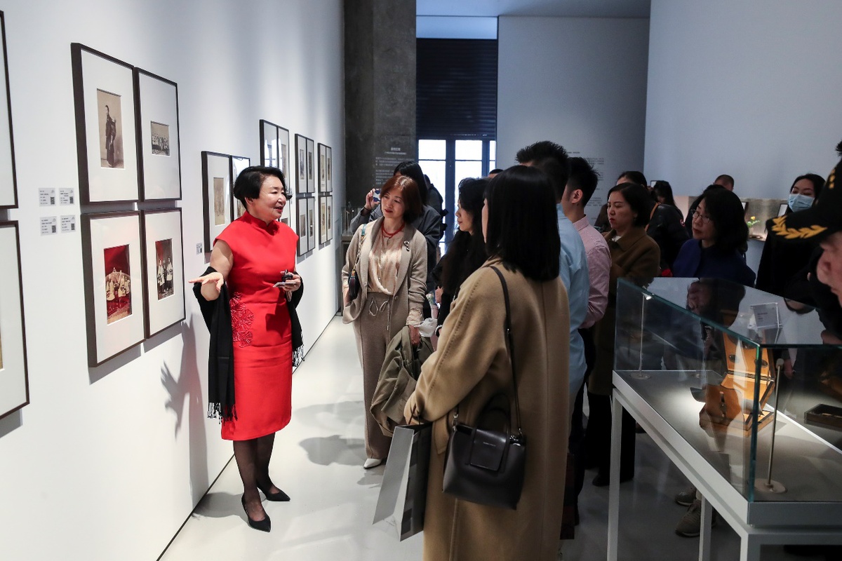 3月8日,策展人李欣在为观众导览讲解.中国日报记者 匡林华 摄