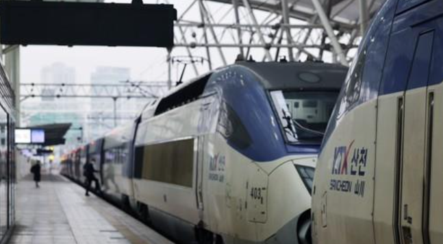 在运行过程中突然停车，之后“倒车”20公里回到途经车站的韩国KTX高铁列车。 图自韩媒
