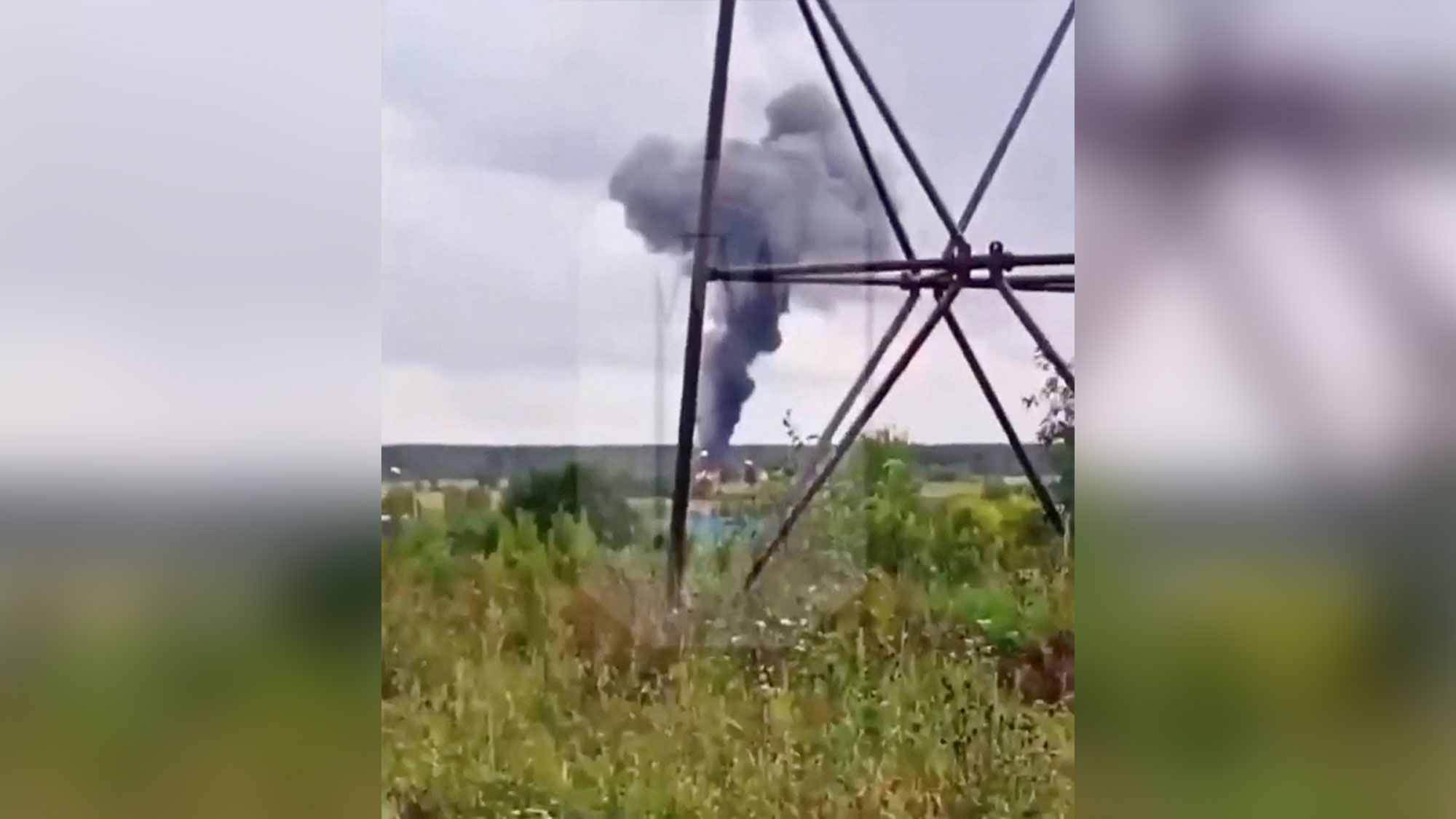 在周三发布的视频中，俄罗斯特维尔地区一架着火的飞机上空升起浓烟。图源 美国有线电视新闻网