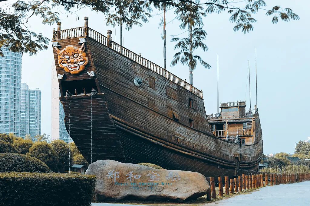▲南京郑和宝船遗址公园内复原的郑和宝船。（图片来源：视觉中国）