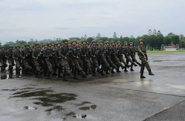 台陆军官校学生连在该校99周年校庆典礼上踢新式正步。图自台湾中时新闻网