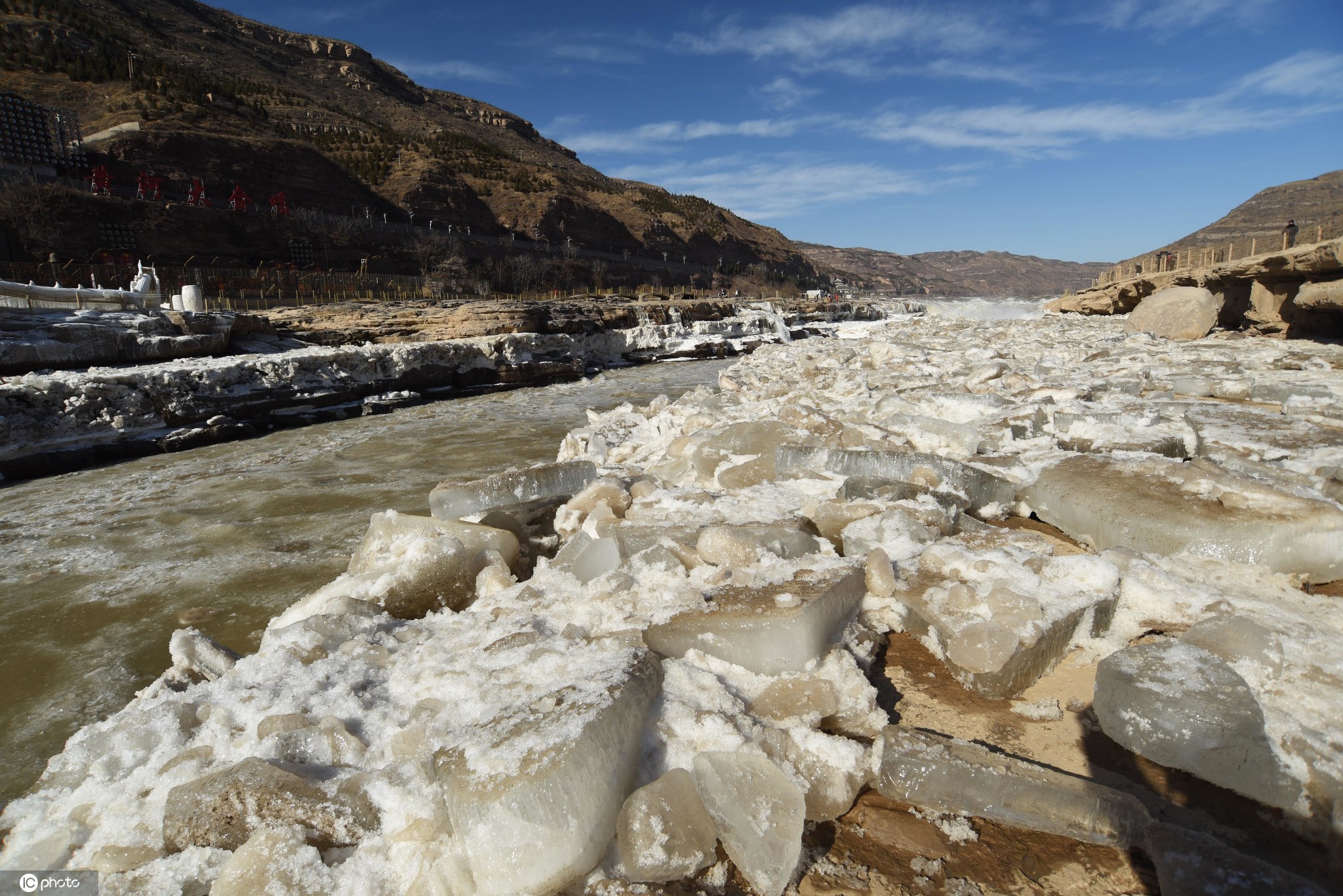 自然风景素材设计冬季的河流全部结冰冰面上覆盖着皑皑的白雪