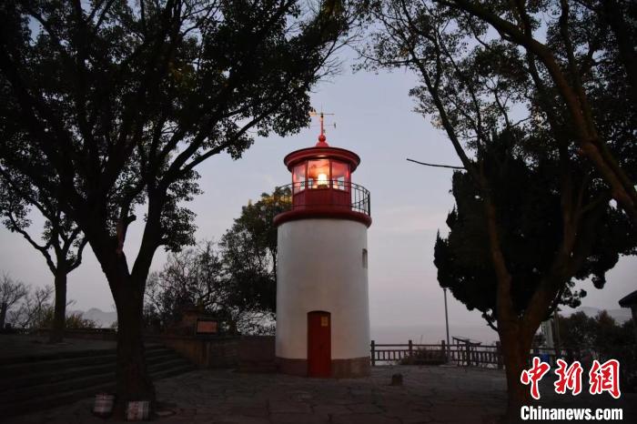 浙江象山东门岛灯塔亮灯. 中新网记者 范宇斌 摄