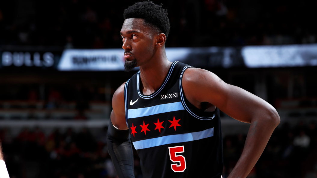 尼克斯主场迎战火箭队前,波提斯用拳头致意球员图源:nba官网