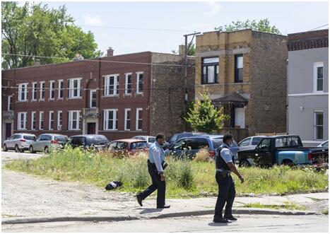 12日，芝加哥警方在当地一枪击现场调查 图源：《芝加哥论坛报》