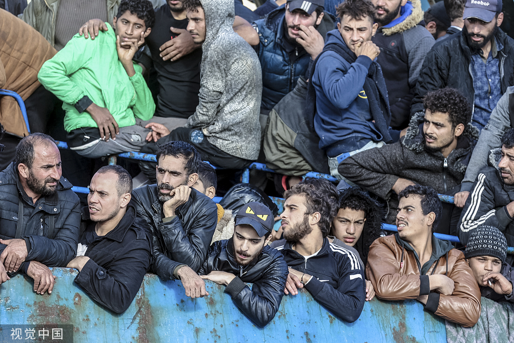 11月22日,希腊克里特岛东南部,移民们从停靠在帕莱奥科拉港口的渔船里