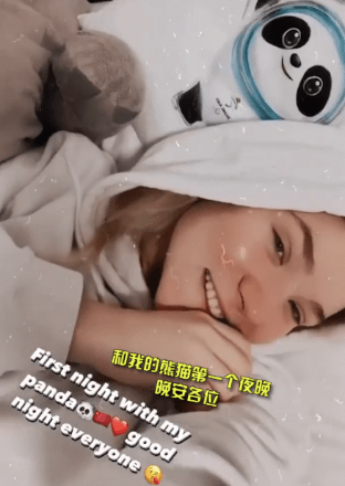 （捷克花样滑冰运动员娜塔莉·塔施莱罗娃晒出和“冰墩墩”同框的视频）