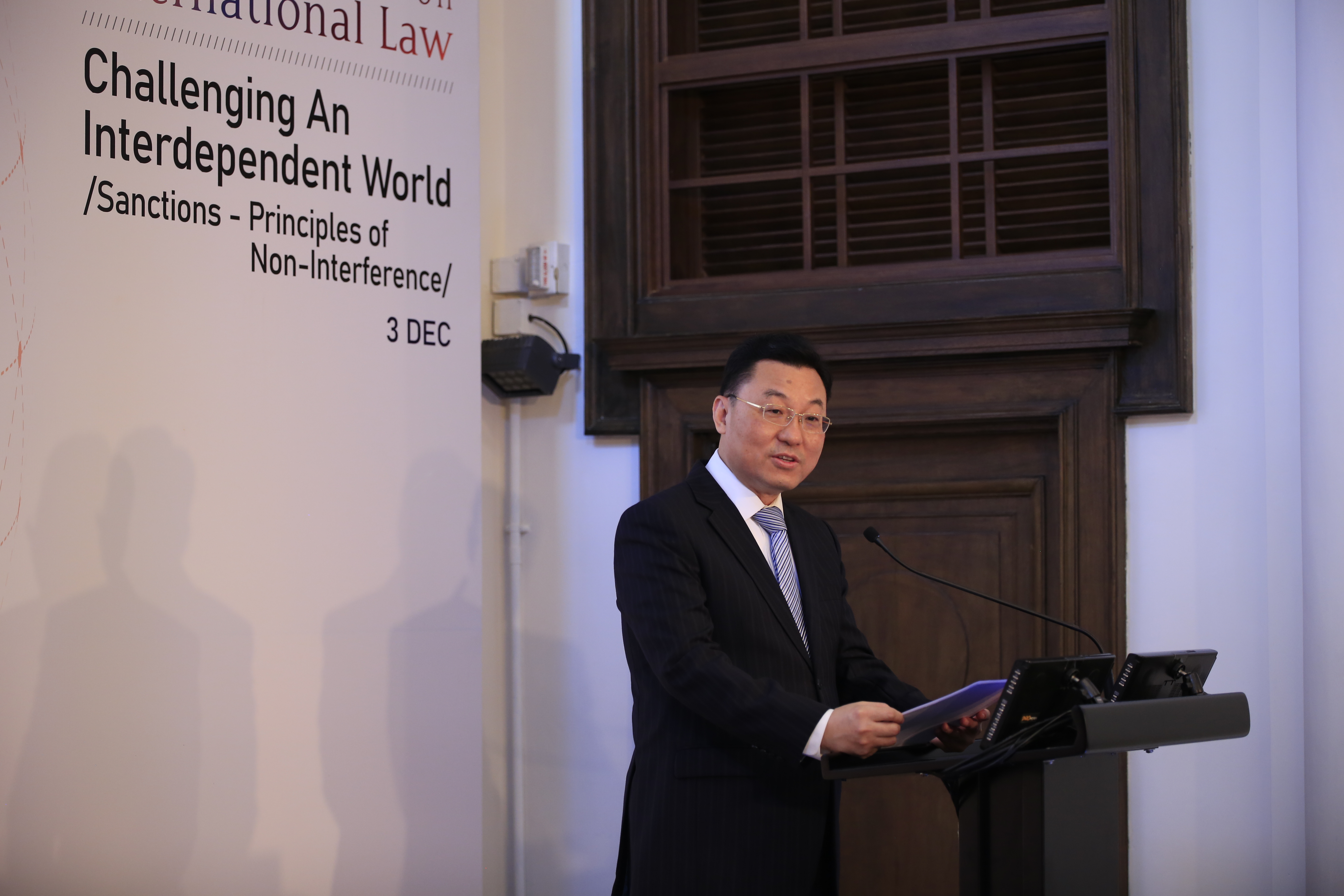 外交部驻港公署特派员谢锋深入揭批单边制裁违反国际法三宗罪