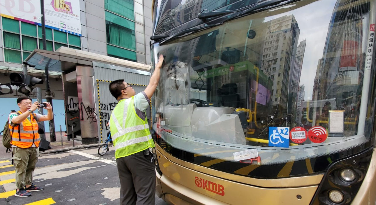 九巴工作人员清理巴士（图源：香港《头条日报》）