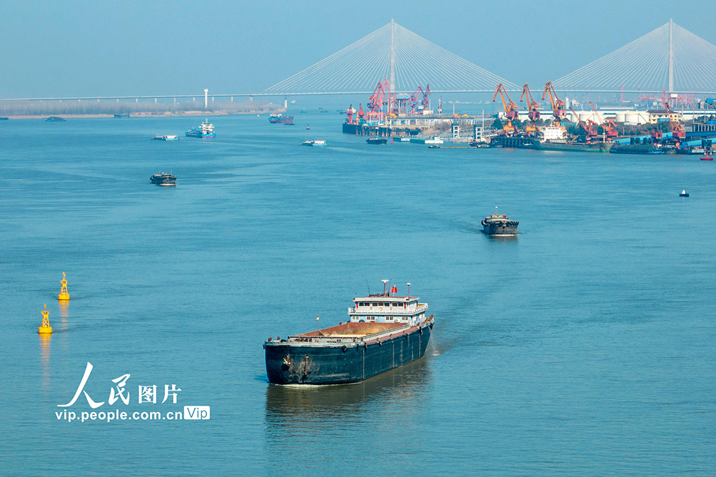 安徽芜湖:长江水域春运忙