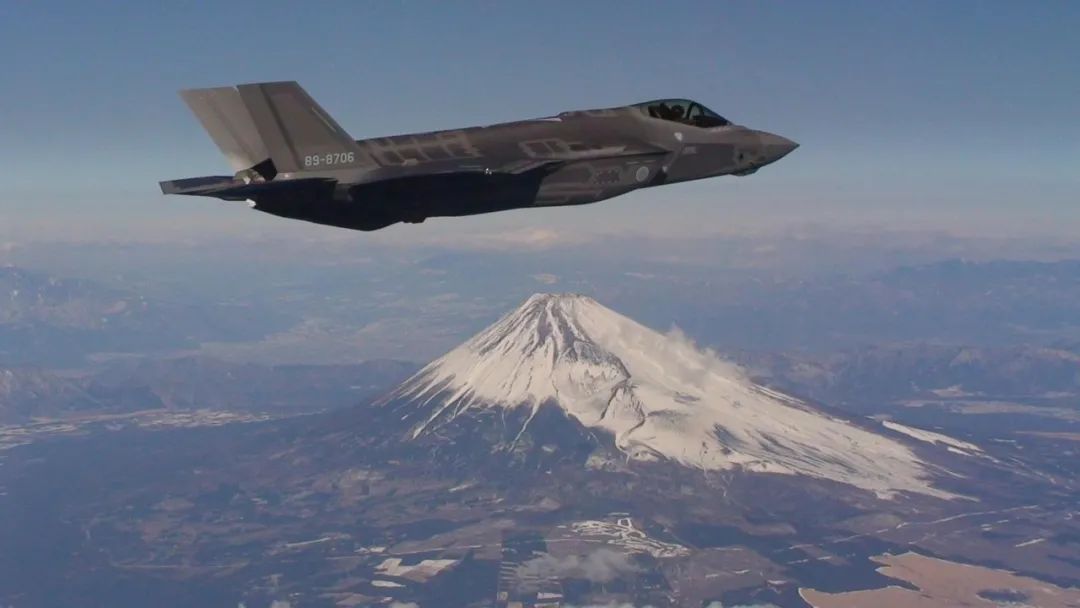 ▲ 日本空中自卫队的F-35A战机在富士山上空巡航