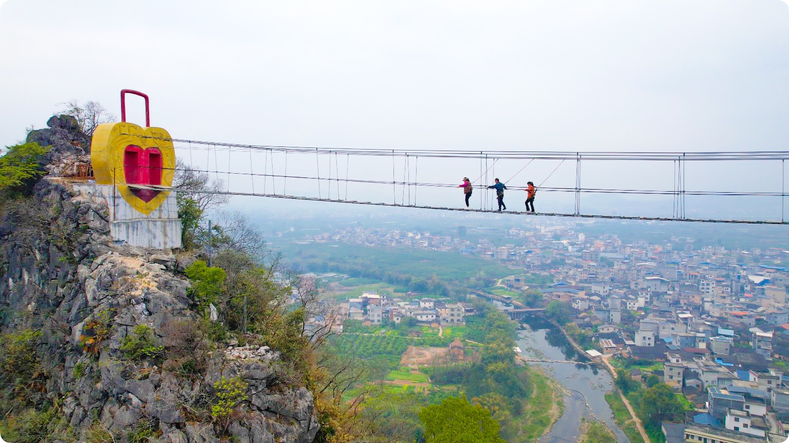 荔江湾景区贯穿于山间的玻璃桥成为网红打卡地(央广网发 荔浦荔江湾