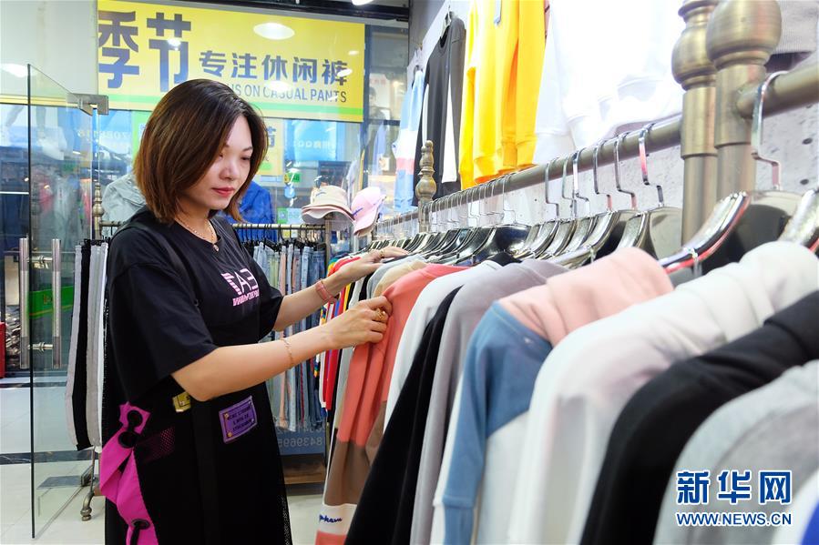 福建石狮:电商直播激发市场活力