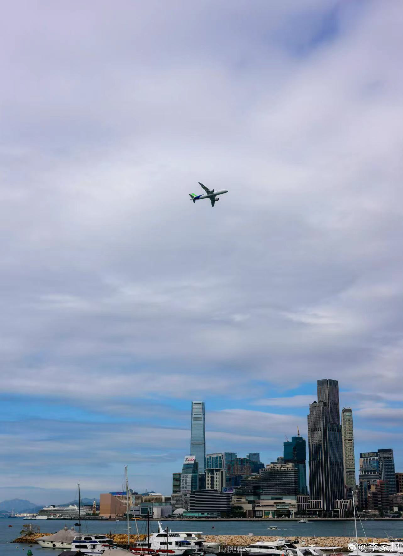 16日，C919飞机翱翔维港上空 图自李家超微博账号