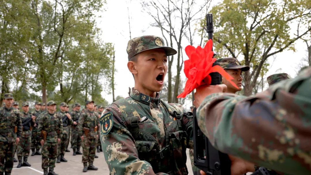 火箭军特种警卫硬核亮相