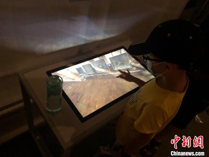 观众在首都博物馆展厅内使用互动设备. 李纯 摄