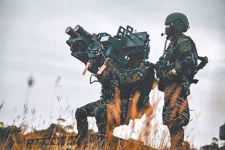 台海军陆战队肩扛“毒刺”导弹发射器准备射击。图源：台媒