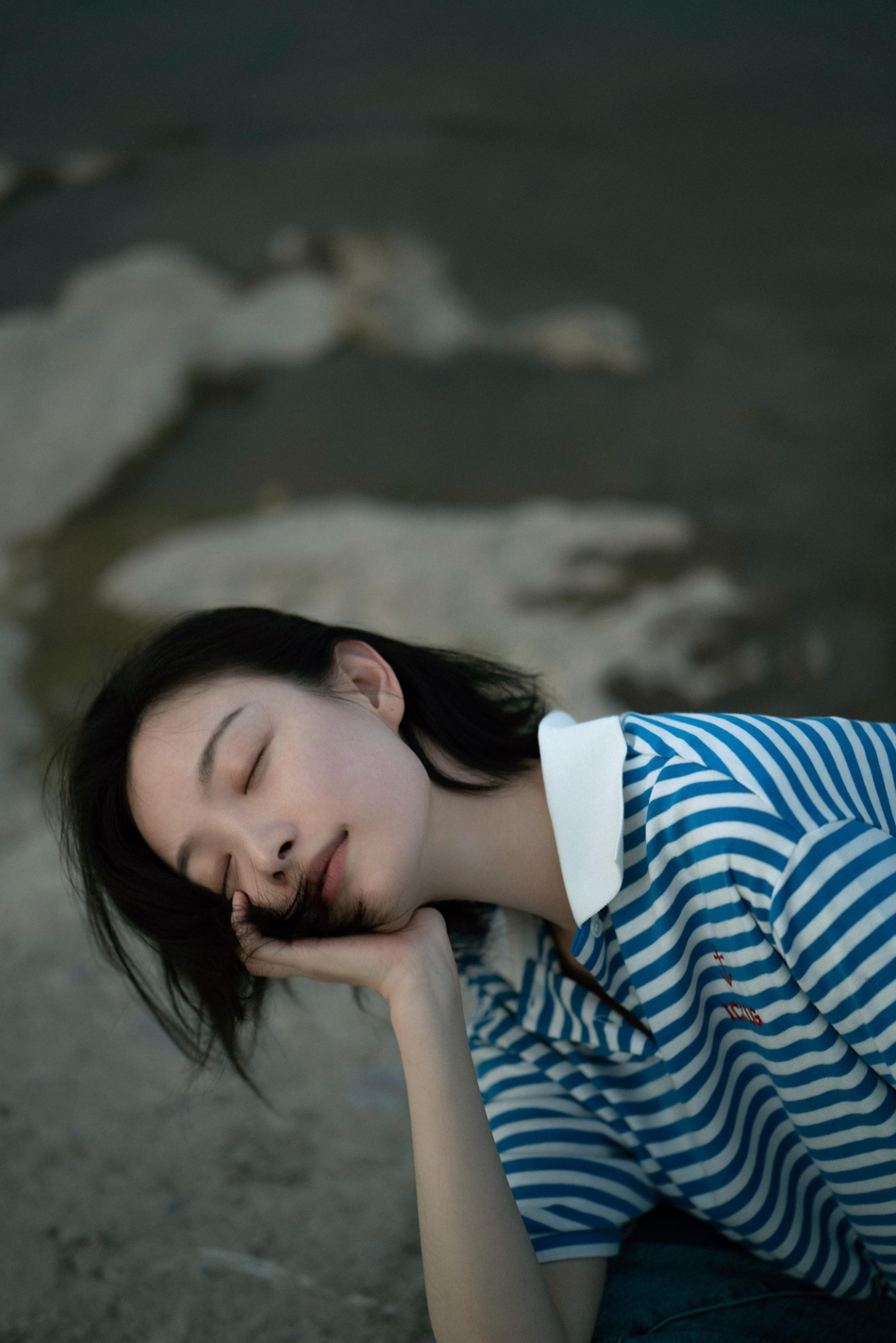 倪妮穿海魂衫游玩或奔跑或静坐十分惬意
