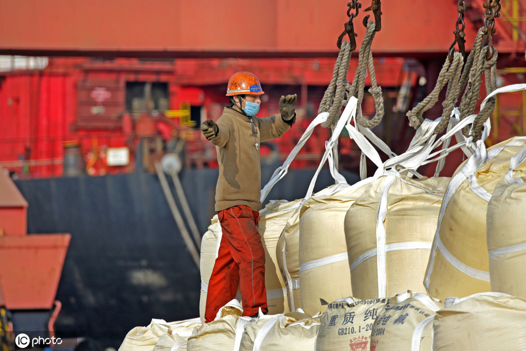 2020年2月4日,码头工人正在江苏连云港港口装运货物.