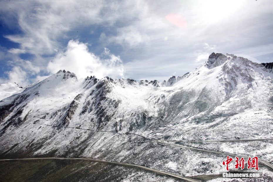 从西线进入卧龙必须经过的海拔4532米的巴朗雪山.