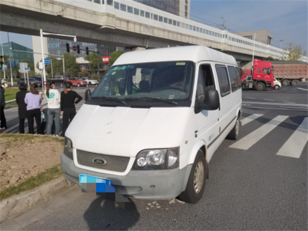 核载6人小客车塞进了22人车胎被压陷罚款200元记12分