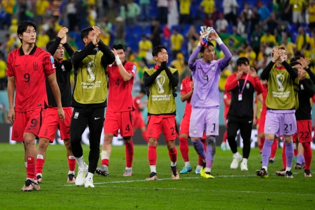 6日，比赛结束后，韩国队球员向现场观众拍手致意。 图自韩媒
