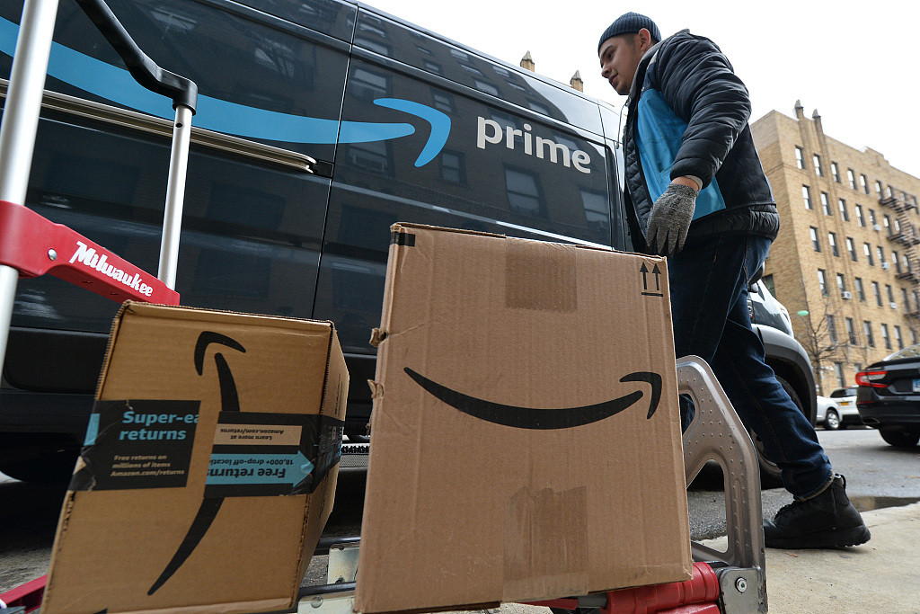 当地时间2020年3月17日,美国纽约,亚马逊快递员在运送快件.
