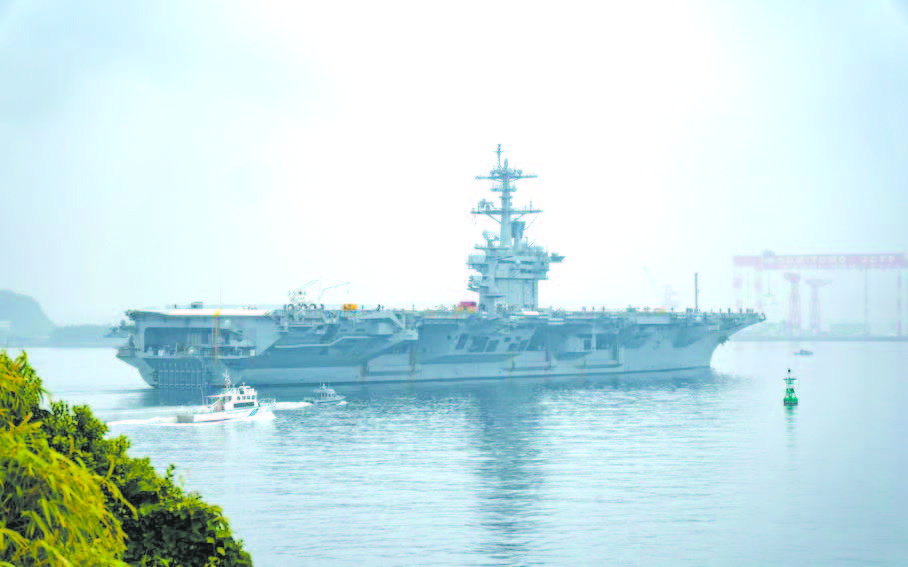 多家外媒报道中国航母的同时,也在关注停靠日本基地的美国“华盛顿”号航母。图为该舰10日离港。(图源:《星条旗报》)