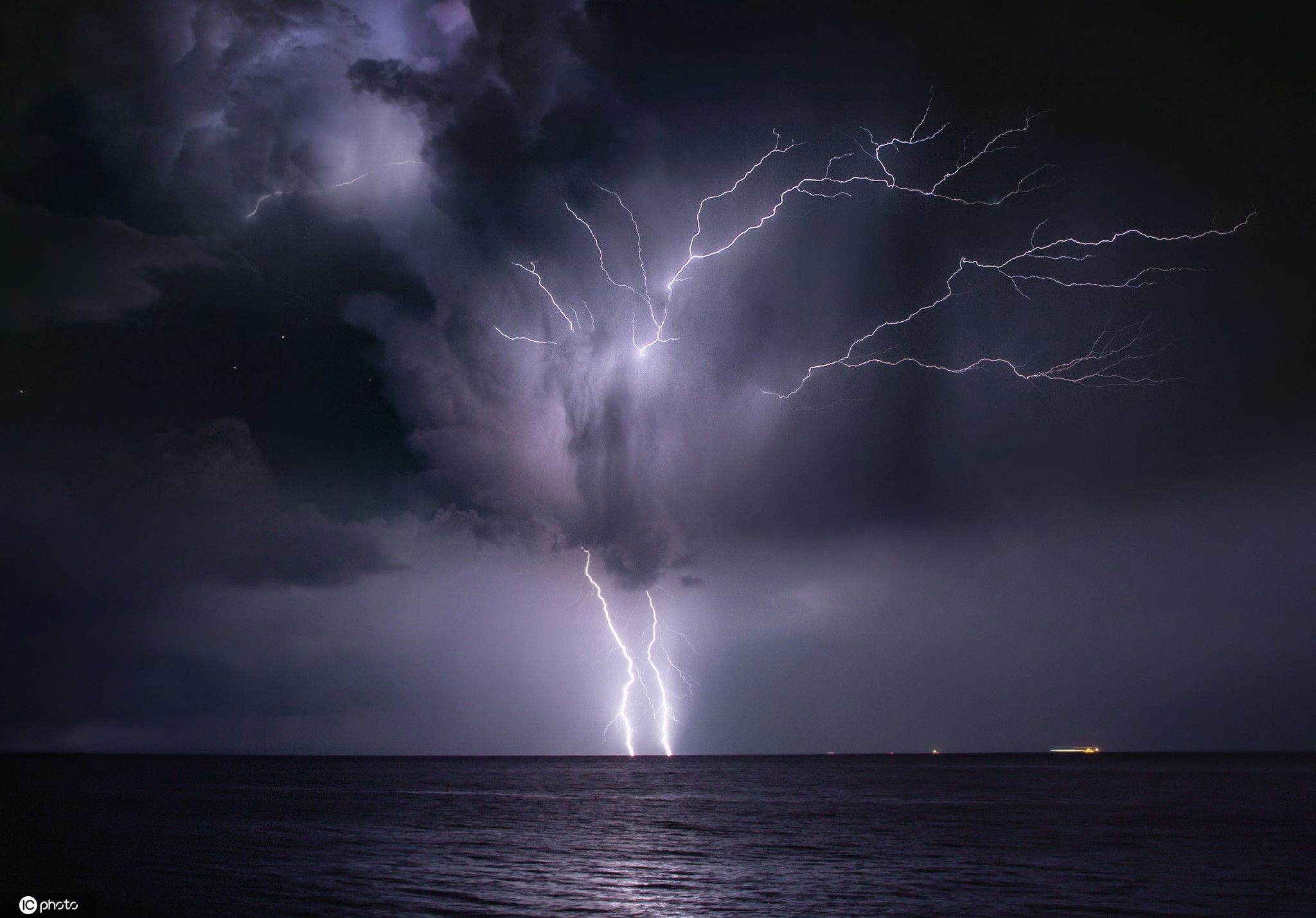意大利女子追逐雷暴 拍摄闪电击中海平面震撼画面
