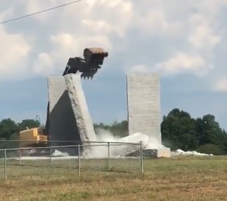 （图为遭到炸弹破坏的“佐治亚指引石”被拆除的现场）