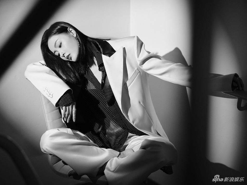 张天爱超A西装写真曝光 直视镜头眼神撩人