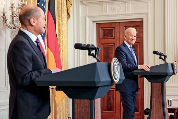 2022年2月7日，德国总理朔尔茨（左）抵达美国，同美国总统拜登举行联合新闻发布会。