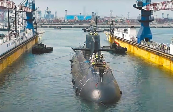 台自制潜艇“海鲲”号泊港测试有10多项缺失。资料图,来源:中时新闻网。