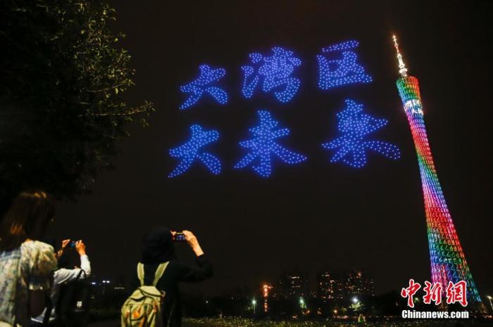 4月19日晚，1000架无人机组成的天幕光影秀在广州海心沙上空上演，用科技的方式描绘“大湾区、大未来”。 中新社记者 王骏 摄