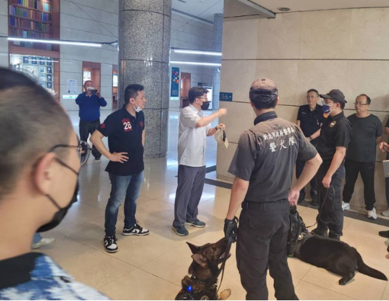 新北警方派警力带着警犬到台湾图书馆协助搜索爆炸物。图自台湾中时新闻网