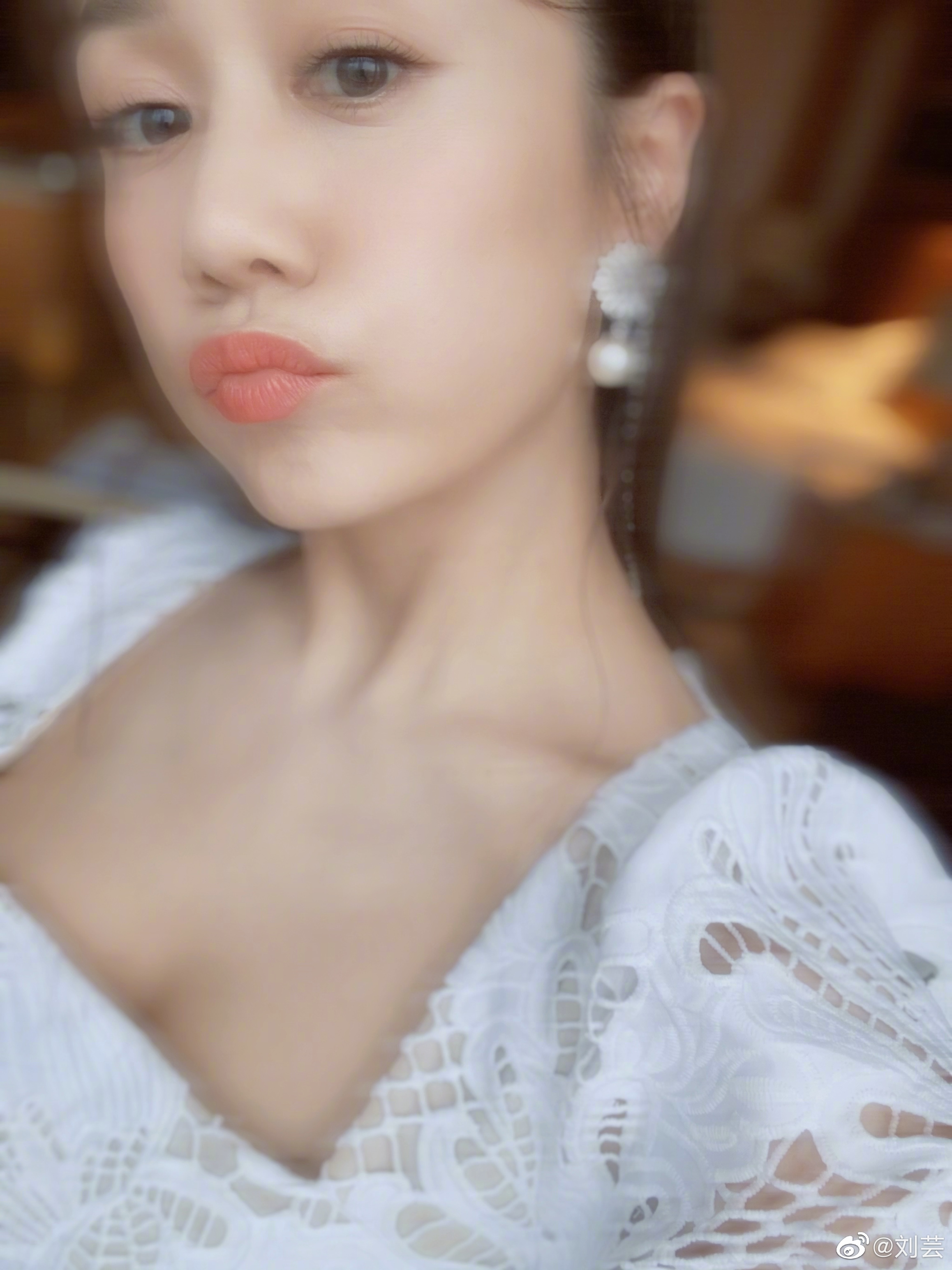 刘芸穿镂空裙秀性感身材嘟嘴卖萌笑容甜美