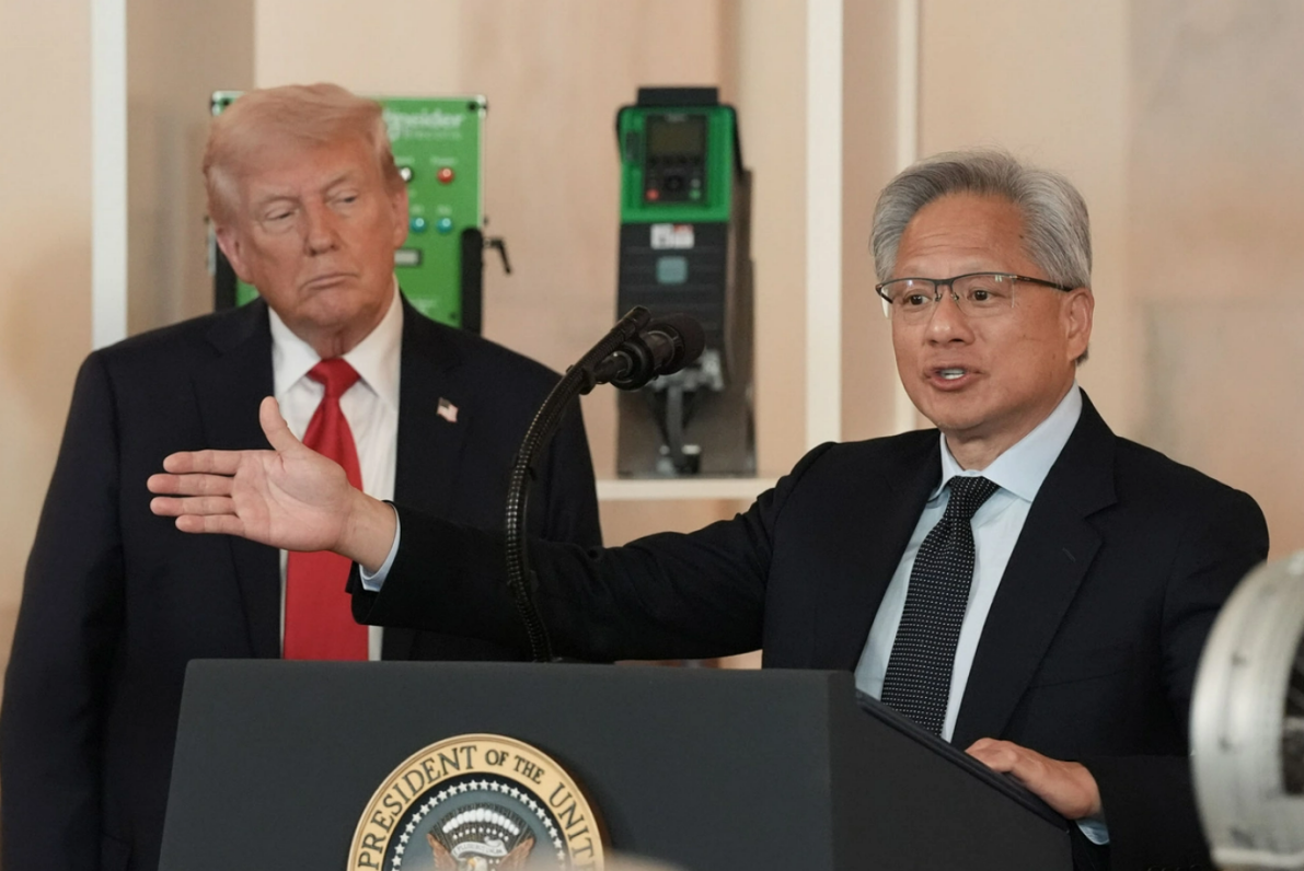 资料图：2025年4月，美国华盛顿，特朗普和黄仁勋（右）在白宫共同出席关于“投资美国”的一场活动。图源：外媒