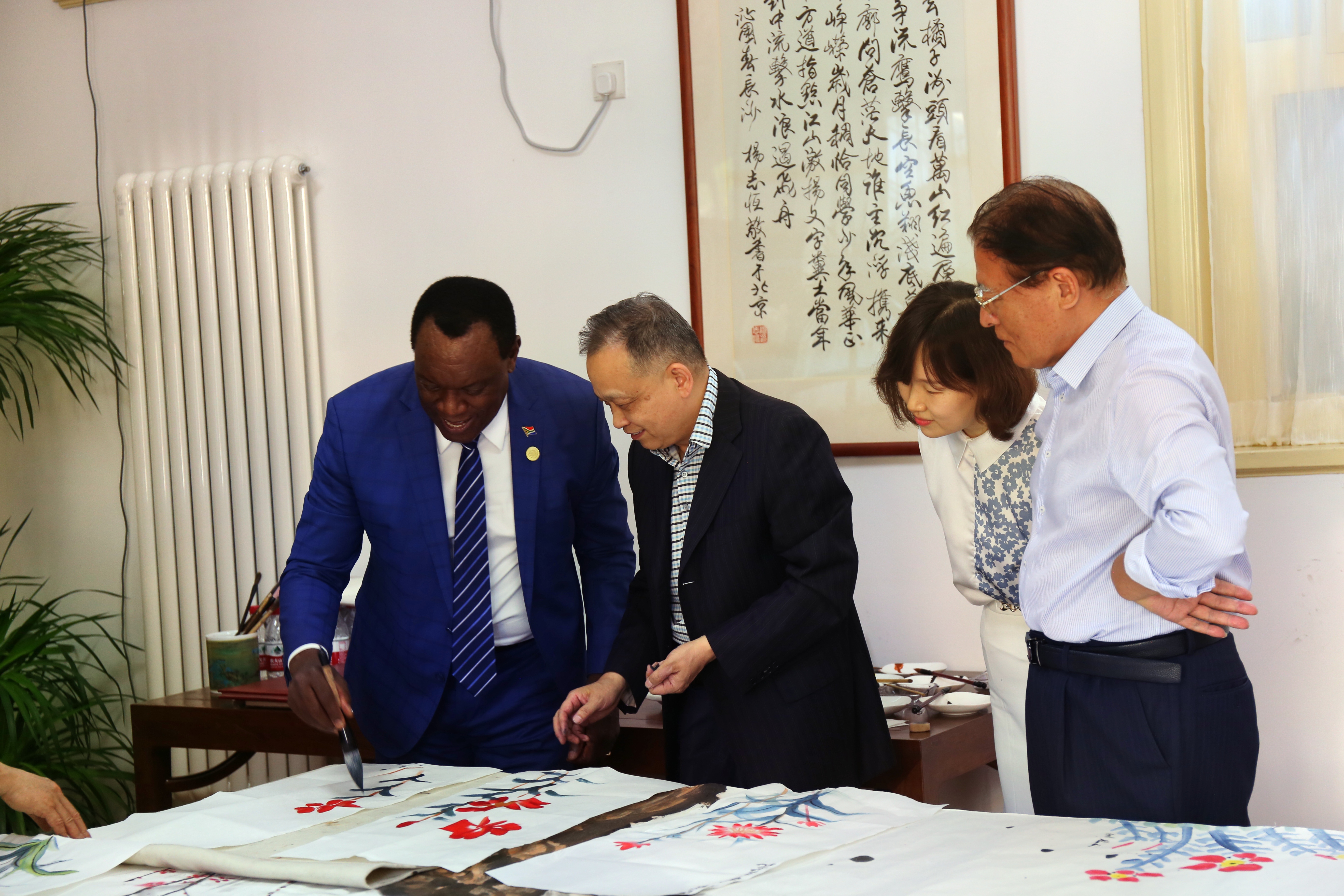 君寿教南非驻华大使谢胜文画南非囯花帝王花