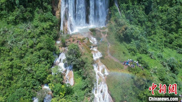 三叠岭瀑布在通灵大峡谷附近，因地处三叠岭而得名，每逢夏日自有不少游人前来寻瀑觅清凉。陈冠言 摄